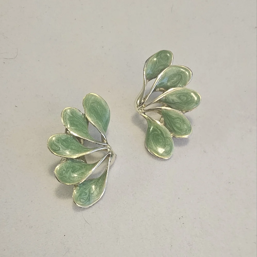 Vintage Dainty Green Enamel Floral Theme Clip On Earrings. - Picture 6 of 6